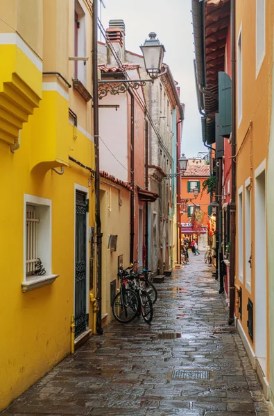 Rua típica italiana em Caorle — Fotografia de Stock