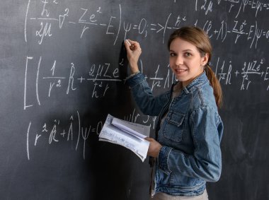 bir kara tahta üzerinde matematik yapıyor güzel öğrenci portresi