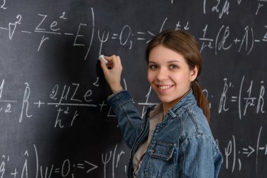 bir kara tahta üzerinde matematik yapıyor güzel öğrenci portresi