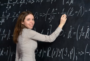 bir kara tahta üzerinde matematik yapıyor güzel öğrenci portresi