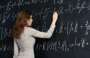 bir kara tahta üzerinde matematik yapıyor güzel öğrenci portresi