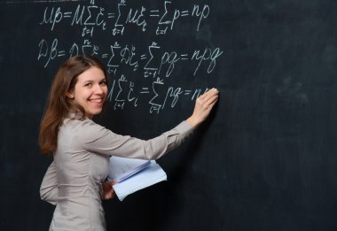 bir kara tahta üzerinde matematik yapıyor güzel öğrenci portresi