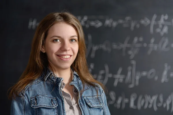 bir kara tahta üzerinde matematik yapıyor güzel öğrenci portresi