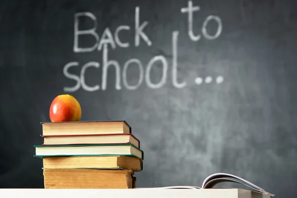 Skolan Stilleben med böcker och blackboard — Stockfoto