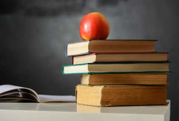 Skolan Stilleben med böcker och blackboard — Stockfoto