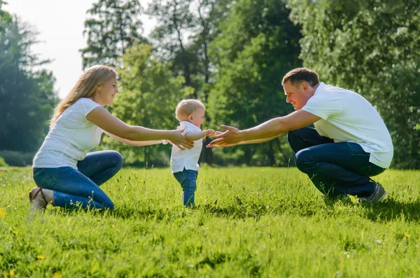 Kleine Jungen erste Schritte — Stockfoto