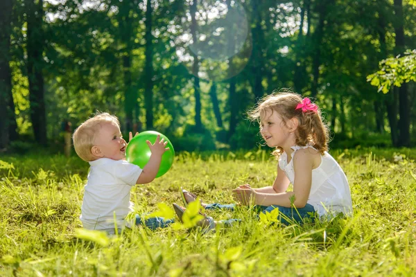 Girl and boy playing with ball — Stock Photo, Image