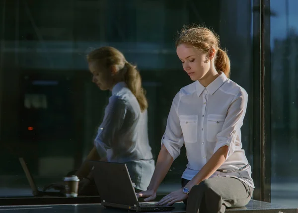 Бизнесмен, использующая ноутбук на открытом воздухе Стоковое Фото