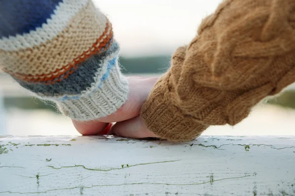 手を繋いで幸せなロマンチックなカップル — ストック写真