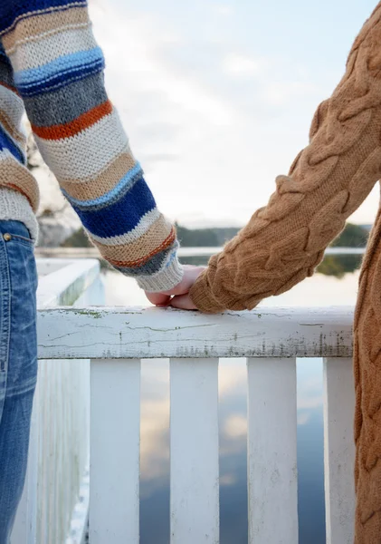 Glad romantiska par som håller hand — Stockfoto