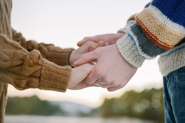 el ele tutuşarak mutlu Romantik Çift