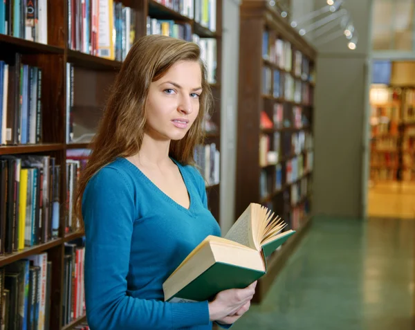 güzel öğrenci kız kitaplığı