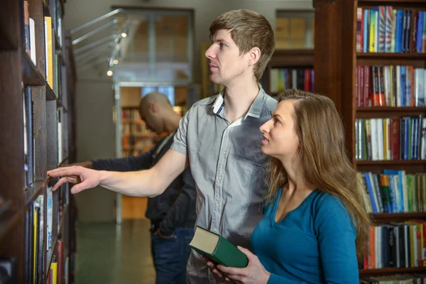 Estudiantes en una biblioteca — Foto de Stock