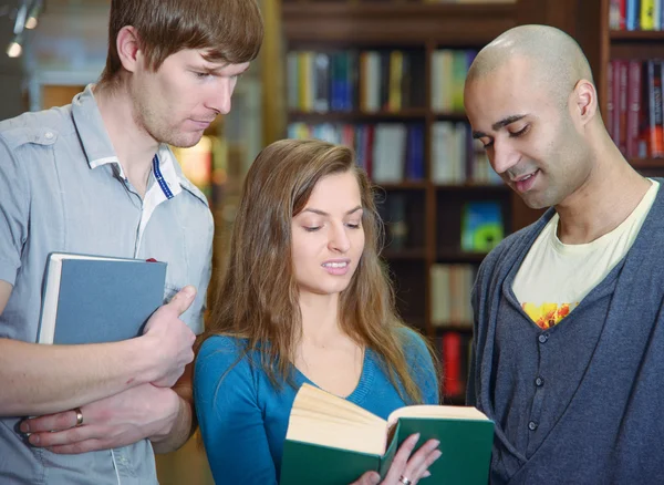 Estudantes internacionais em uma biblioteca — Fotografia de Stock