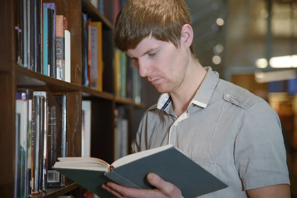 erkek öğrenci kitaplığı