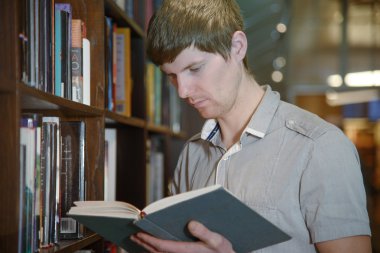 erkek öğrenci kitaplığı