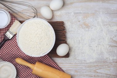 Ev yapımı un karışımı, yumurta, un, süt, şeker yukarıdan bakıldığında ahşap bir masa üzerinde..