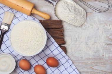 Ev yapımı un karışımı, yumurta, un, süt, şeker yukarıdan bakıldığında ahşap bir masa üzerinde..