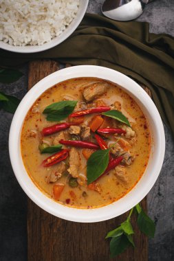 Köfteli panang körisi, koyu arkaplanda pirinçle servis yapmaya hazır..