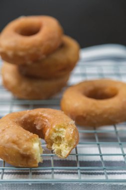 Demir bir ızgarada beyaz çizgilerle kaplı lezzetli çörekler..