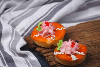 Koyu bir arka planda servis edilen lezzetli fincan kekleri..