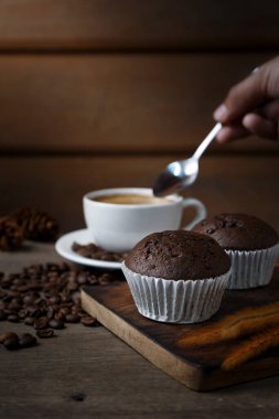 Çikolatalı kekler ve sabahları bir fincan kahve..