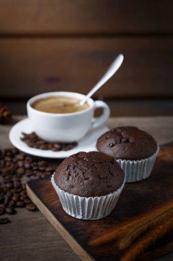 Çikolatalı kekler ve sabahları bir fincan kahve..