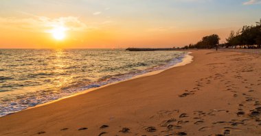 Deniz dalgaları plaj günbatımı güzel Tayland ve yaz tatili kumları