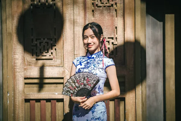 中国の伝統的なドレスやQipaoで美しいアジアの女性 — ストック写真
