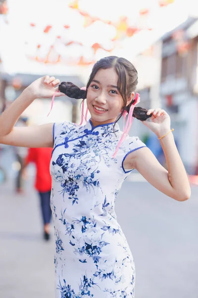 Eine Schöne Asiatin Traditioneller Chinesischer Kleidung Oder Qipao — Stockfoto