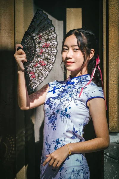 Uma Bela Mulher Asiática Vestido Tradicional Chinês Qipao — Fotografia de Stock