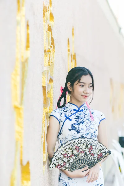中国の伝統的なドレスやQipaoで美しいアジアの女性 — ストック写真