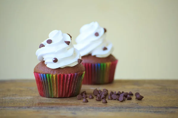 Birthday Cupcakes Wooden Table Yellow Backdrop — Stock Photo, Image