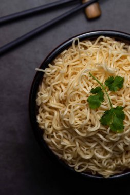 Lezzetli hazır erişteler masada servis edilmeye hazır..