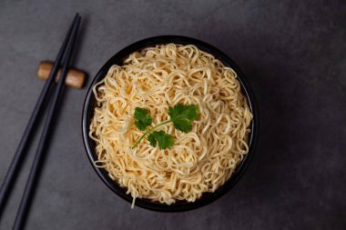 Lezzetli hazır erişteler masada servis edilmeye hazır..