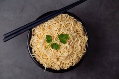 Lezzetli hazır erişteler masada servis edilmeye hazır..