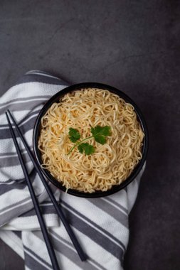 Lezzetli hazır erişteler masada servis edilmeye hazır..