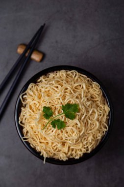 Lezzetli hazır erişteler masada servis edilmeye hazır..