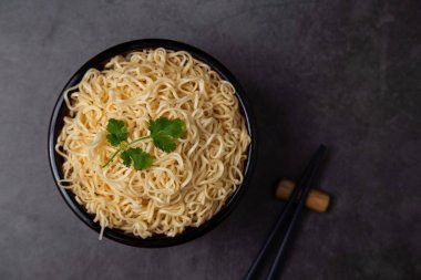 Lezzetli hazır erişteler masada servis edilmeye hazır..