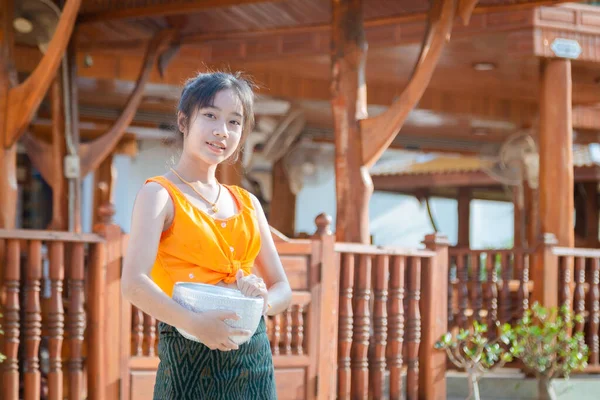 タイの仏教寺院での伝統的なタイのドレスの女の子 ソンクラン祭り — ストック写真