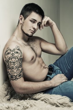 yakışıklı adam dövme ile