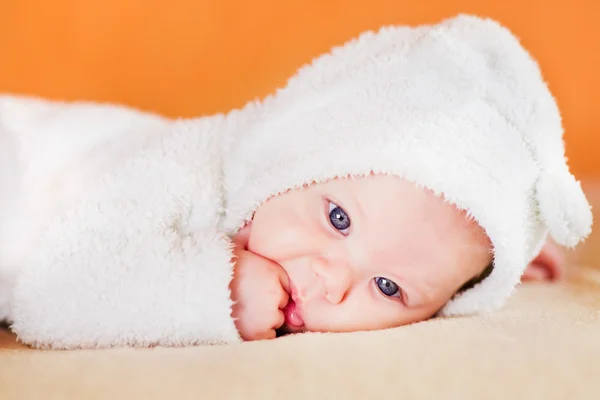 सुंदर लहान बाळ त्याच्या बोटांना चोखणे — स्टॉक फोटो, इमेज