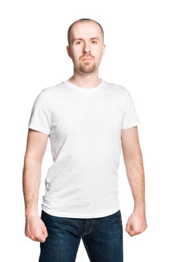 yakışıklı erkek ile beyaz t-shirt ve kot üzerinde beyaz izole sıkışık yumruk