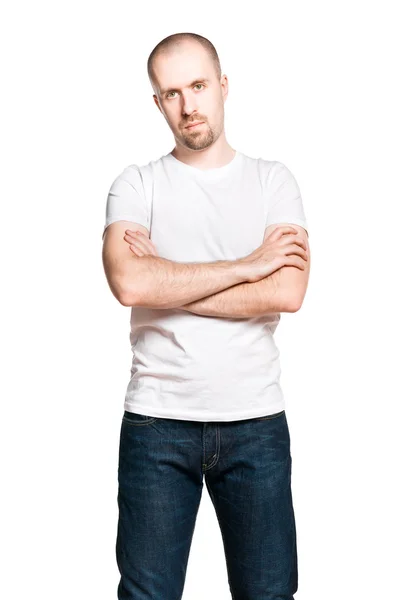 Ung vacker man med korslagda armar i vit t-shirt och Blå jeans isolerad på vit — Stockfoto