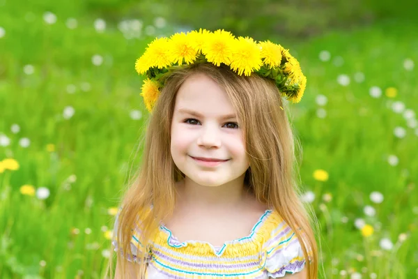 頭花の花輪を持つ美しい金髪少女の肖像画 ストック写真