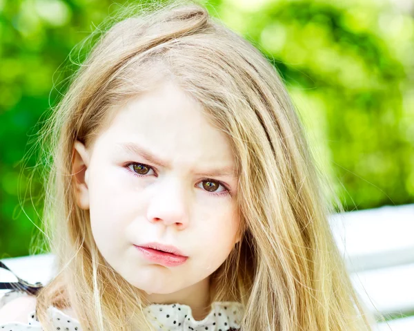 Adorable rubia llorando niña con lágrimas en sus mejillas — Foto de Stock