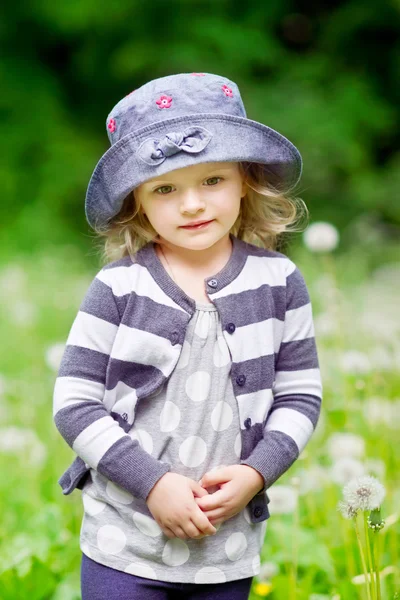 Portrait extérieur d'une belle petite fille dans un champ d'été — Photo