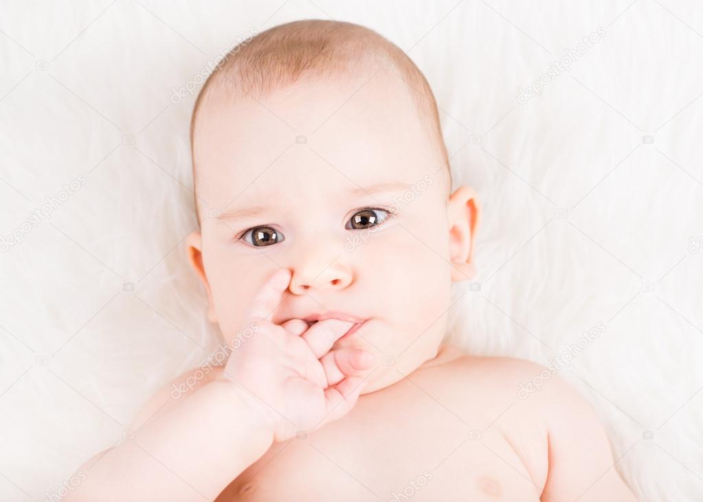 Gros Plan Portrait D Un Beau Bebe Couche Sur La Fourrure Blanche Et Sucer Les Doigts Image Libre De Droit Par Aquamila C