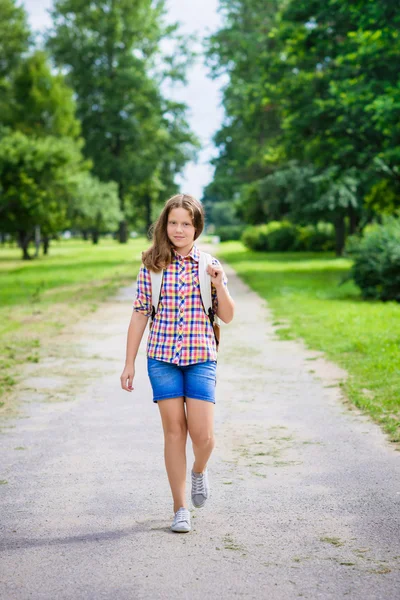 Schönes Teenager-Mädchen in lässiger Kleidung, das an sonnigen Septembertagen zur Schule geht, Outdoor-Porträt — Stockfoto