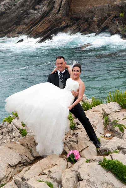 Novia y novio en la playa — Foto de Stock